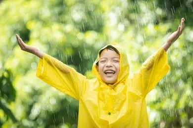 Manfaat Bermain Air Hujan untuk Anak-Anak